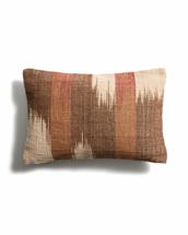 Чехол La Forma (ех Julia Grup) Чехол для подушки Liroda из джута с разноцветным узором икат, 40 x 60 см арт. 481427