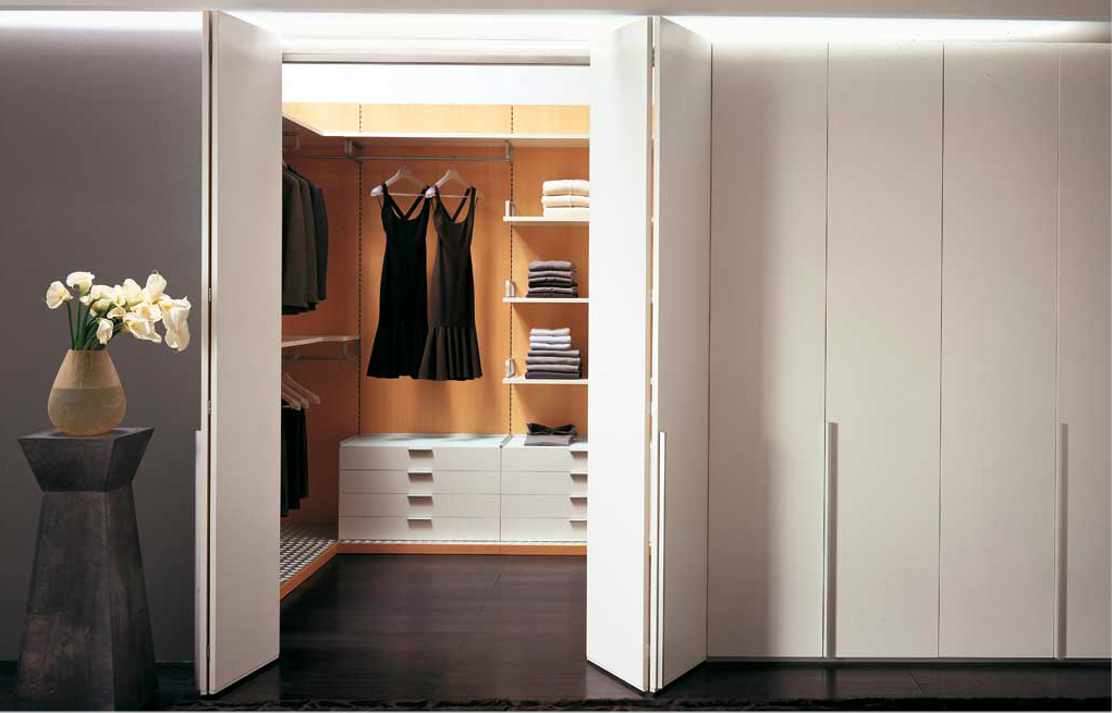 Шкаф с открытыми дверями. Шкаф armadio Wardrobe. Двери для гардеробной. Распашные двери в гардеробную. Дверь в гардеробную комнату.