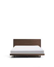 Кровать La Forma (ех Julia Grup) Кровать Norlen из орехового шпона с темной отделкой LED 180 x 200 см арт. 424879