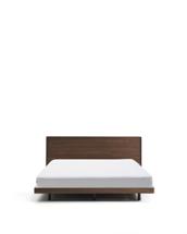 Кровать La Forma (ех Julia Grup) Кровать Norlen из орехового шпона с темной отделкой LED 180 x 200 см арт. 424879