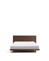 Кровать La Forma (ех Julia Grup) Кровать Norlen из орехового шпона с темной отделкой LED 160 x 200 см арт. 425233