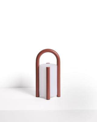 Лампа La Forma (ех Julia Grup) Портативная настольная лампа Leros из полиэтилена и стали терракотового цвета арт. 482850