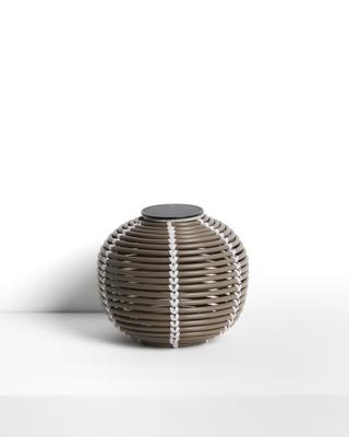 Лампа La Forma (ех Julia Grup) Настольная лампа Garoina на солнечных батареях из искусственного ротанга, 25 см арт. 483489