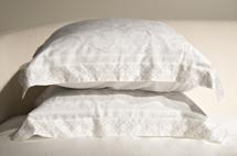 Наволочка Garda Decor 180JOD-18028 Комплект наволочек Ирисы тенсель белые 70*70 (2шт) арт. 180JOD-18028