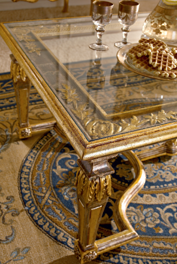 Журнальный столик с резными ножками. Красивый стол с золотом. Стол с позолотой. Стеклянный стол с резными ножками.
