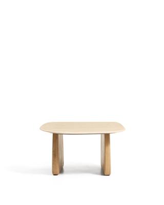 Столик La Forma (ех Julia Grup) Приставной столик Pirita из бежевого травертина с ножками из дуба натурального цвета, 71 x 70 см арт. 503842