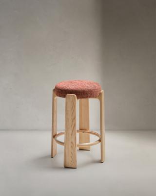 Стул барный La Forma (ех Julia Grup) Granite Барный табурет из терракотового шенилла и массива ясеня в натуральной отделке 75 см арт. 420271