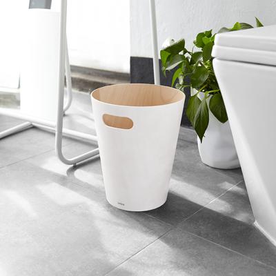 Корзина Umbra Корзина для мусора woodrow, 7,5 л, белая/дерево арт. 082780-668