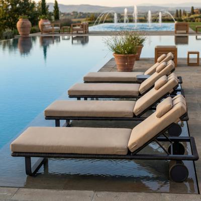 Мебель IDEAL PATIO Шезлонг КОСТА С на колесах, каркас карбон, матрас бежевый (с подушкой) арт. CST.3012001