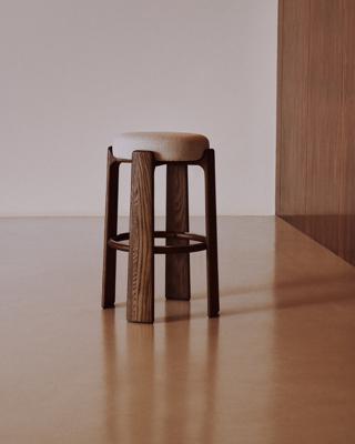 Стул барный La Forma (ех Julia Grup) Granite Барный табурет из бежевого шенилла и массива ясеня в отделке орех 75 см арт. 420263