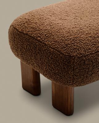 Пуф La Forma (ех Julia Grup) Пуф Cabana Taupe Boucle с ножками в отделке орех 65x55,4 арт. 205469