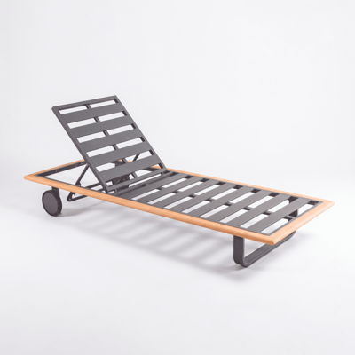 Мебель IDEAL PATIO Шезлонг КОСТА Т на колесах, каркас серый алюминий, тик, бежевый матрас и подушка арт. CST.3012000T