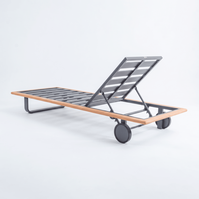 Мебель IDEAL PATIO Шезлонг КОСТА Т на колесах, каркас серый алюминий, тик, бежевый матрас и подушка арт. CST.3012000T