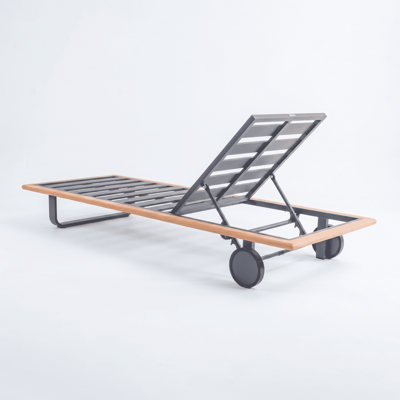 Мебель IDEAL PATIO Шезлонг КОСТА Т на колесах, каркас серый алюминий, тик, матрас и подушка маренго арт. CST.3017000T