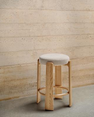 Табурет La Forma (ех Julia Grup) Барный табурет Granite из бежевой синели и массива ясеня с натуральной отделкой арт. 505866