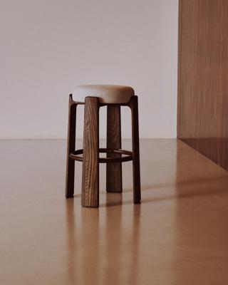 Стул барный La Forma (ех Julia Grup) Барный табурет Granite из бежевой синели и массива ясеня с отделкой под орех арт. 505860