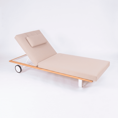 Мебель IDEAL PATIO Шезлонг КОСТА Т на колесах, каркас белый алюминий, тик, бежевый матрас с подушкой арт. CST.3022000T