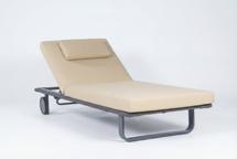 Мебель IDEAL PATIO Шезлонг КОСТА С на колесах, каркас карбон, матрас бежевый (с подушкой) арт. CST.3012001
