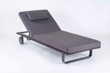 Мебель IDEAL PATIO Шезлонг КОСТА С на колесах, каркас карбон, матрас антрацит (с подушкой) арт. CST.3015001