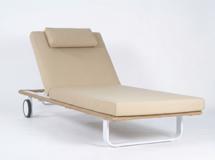 Мебель IDEAL PATIO Шезлонг КОСТА С на колесах, каркас белый, матрас бежевый (с подушкой) арт. CST.3022001