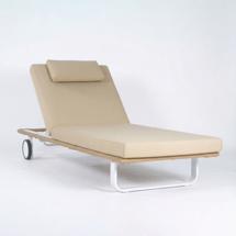 Мебель IDEAL PATIO Шезлонг КОСТА С на колесах, каркас белый, матрас бежевый (с подушкой) арт. CST.3022001