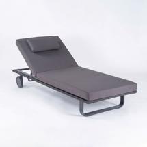 Мебель IDEAL PATIO Шезлонг КОСТА С на колесах, каркас карбон, матрас антрацит (с подушкой) арт. CST.3015001